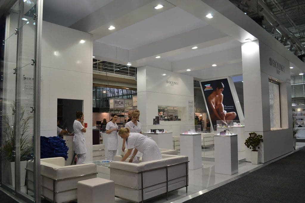 The Role of Exhibition Stand Staff: Turning Foot Traffic into Real Results